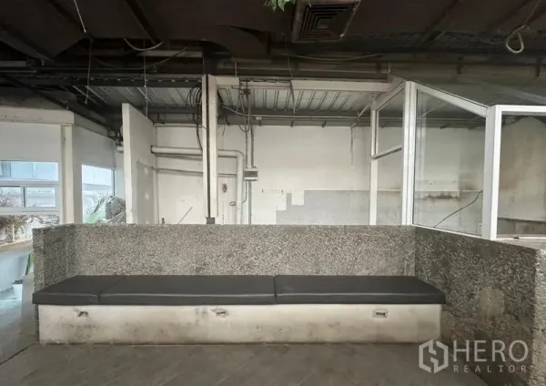 零售空间 出租在Bang Rak, Bangkok - 花岗岩长椅及带玻璃围挡的服务台近景，可见管线。