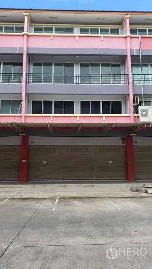 Shophouse for rent in Thon Buri, Bangkok - Multi-storey shophouse facade with glass windows, balconies and parking bays in Thon Buri.