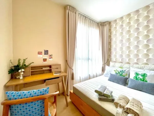 คอนโด ให้เช่าหรือขายในWatthana, Bangkok - ห้องนอนรองพร้อมโต๊ะทำงานริมหน้าต่างและวอลเปเปอร์ลายกราฟิก