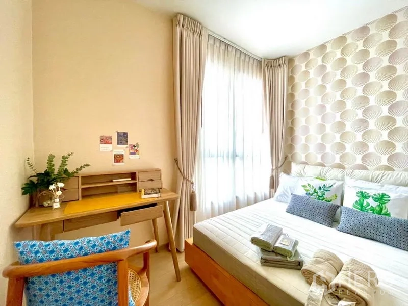 คอนโด ให้เช่าหรือขายในWatthana, Bangkok - ห้องนอนรองพร้อมโต๊ะทำงานริมหน้าต่างและวอลเปเปอร์ลายกราฟิก