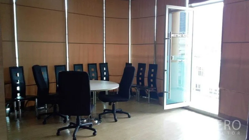 สำนักงาน ให้เช่าในPhra Khanong, Bangkok - มุมประชุมมีโต๊ะกลม เก้าอี้สำนักงานสีดำ มู่ลี่สูง และประตูกระจกออกระเบียง