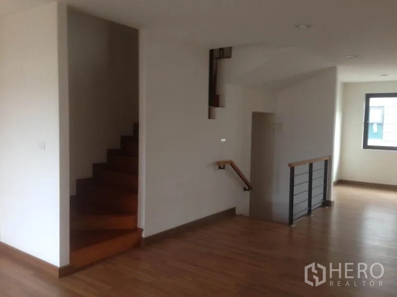 สำนักงานที่บ้าน ให้เช่าในBang Phli, Samut Prakan - ชั้นบนแบบโอเพ่นสเปซ มีบันไดสองจุด พื้นไม้ และผนังโทนเรียบ