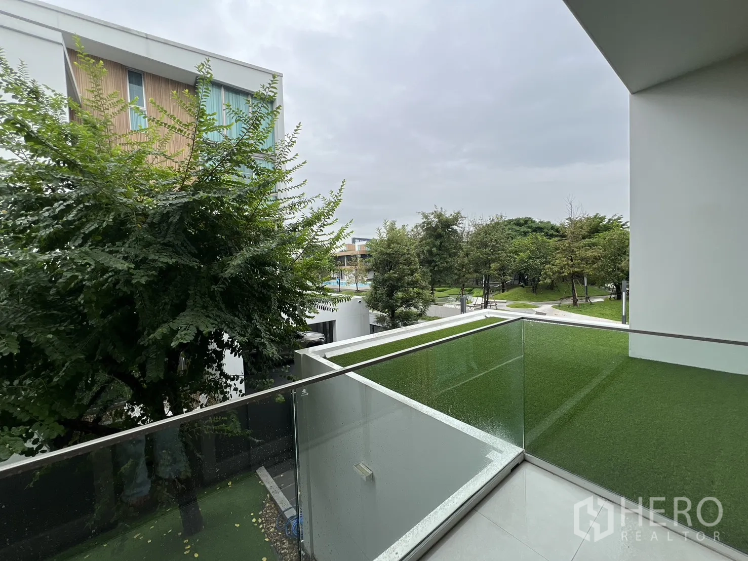 独立式住宅 出租在Saphan Sung, Bangkok - 玻璃栏杆阳台，俯瞰社区公园与绿意