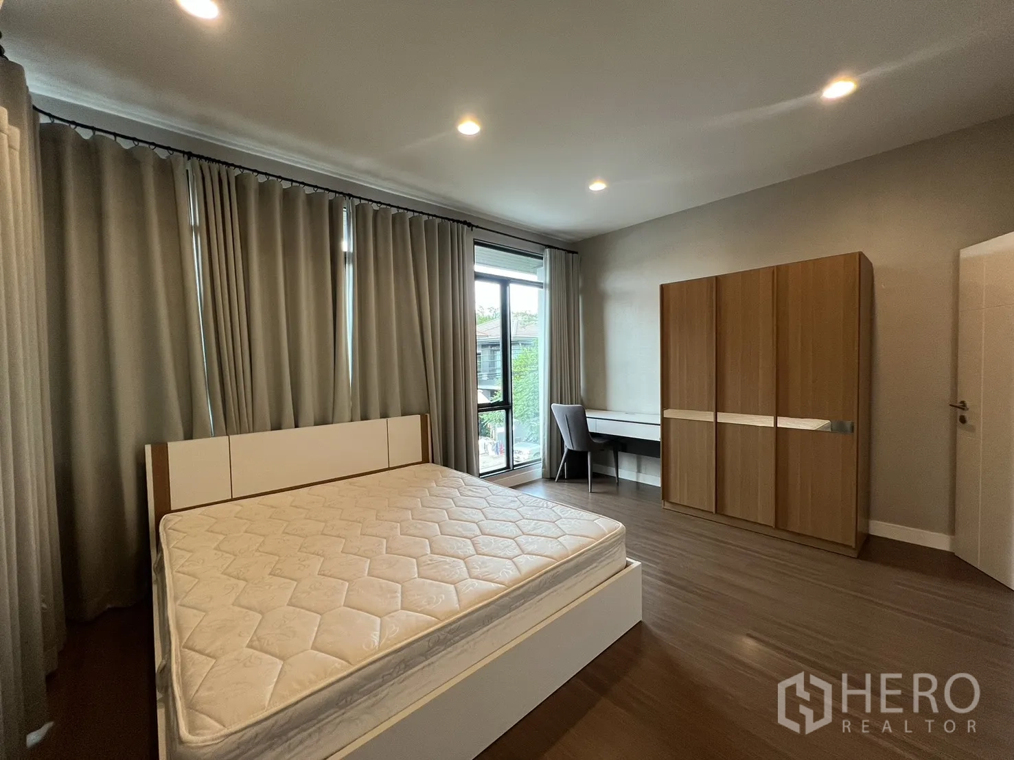 บ้าน ให้เช่าในBang Kapi, Bangkok - ห้องนอนที่สอง เตียง ตู้เสื้อผ้า และโต๊ะทำงานริมหน้าต่าง