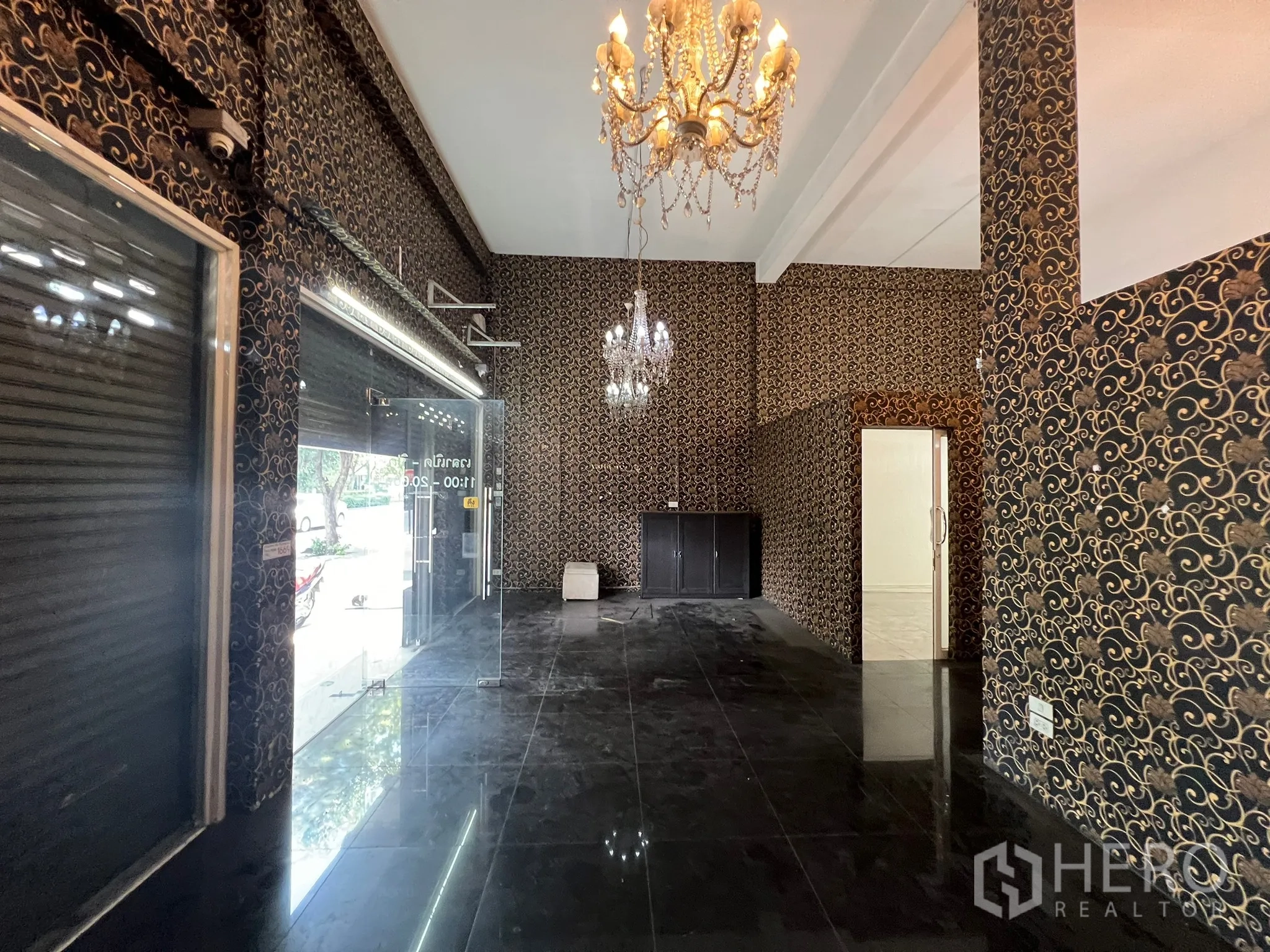 อาคารพาณิชย์ ให้เช่าในKhlong Toei, Bangkok - โชว์รูมชั้นล่าง หน้ากระจก พื้นกระเบื้องสีดำและโคมระย้า