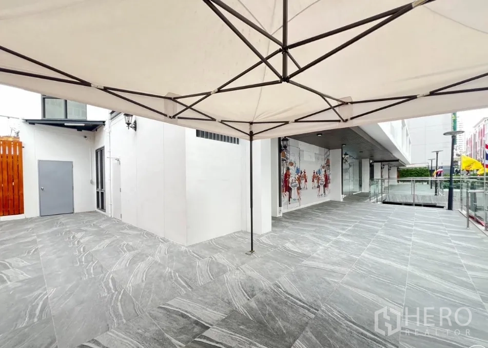 พื้นที่ขายปลีก ให้เช่า - ลานกว้างมีโครงกันสาด ให้พื้นที่ร่มพร้อมหน้าร้านเปิดโล่ง
