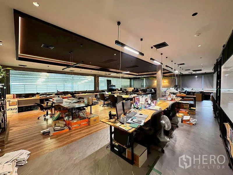 คลังสินค้า ให้เช่าในPrawet, Bangkok - ออฟฟิศเปิดโล่งขนาดใหญ่มีโต๊ะทำงานหลายจุดและไฟแขวน