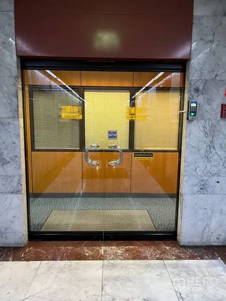 办公空间 出租 - 大理石走廊中的玻璃双开门办公室入口，带门禁。