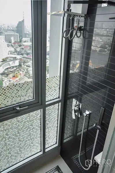คอนโด ให้เช่าในSathon, Bangkok - มุมอาบน้ำฝักบัวเรนชาวเวอร์ พร้อมหน้าต่างบานใหญ่ชมวิวสกายไลน์กรุงเทพฯ