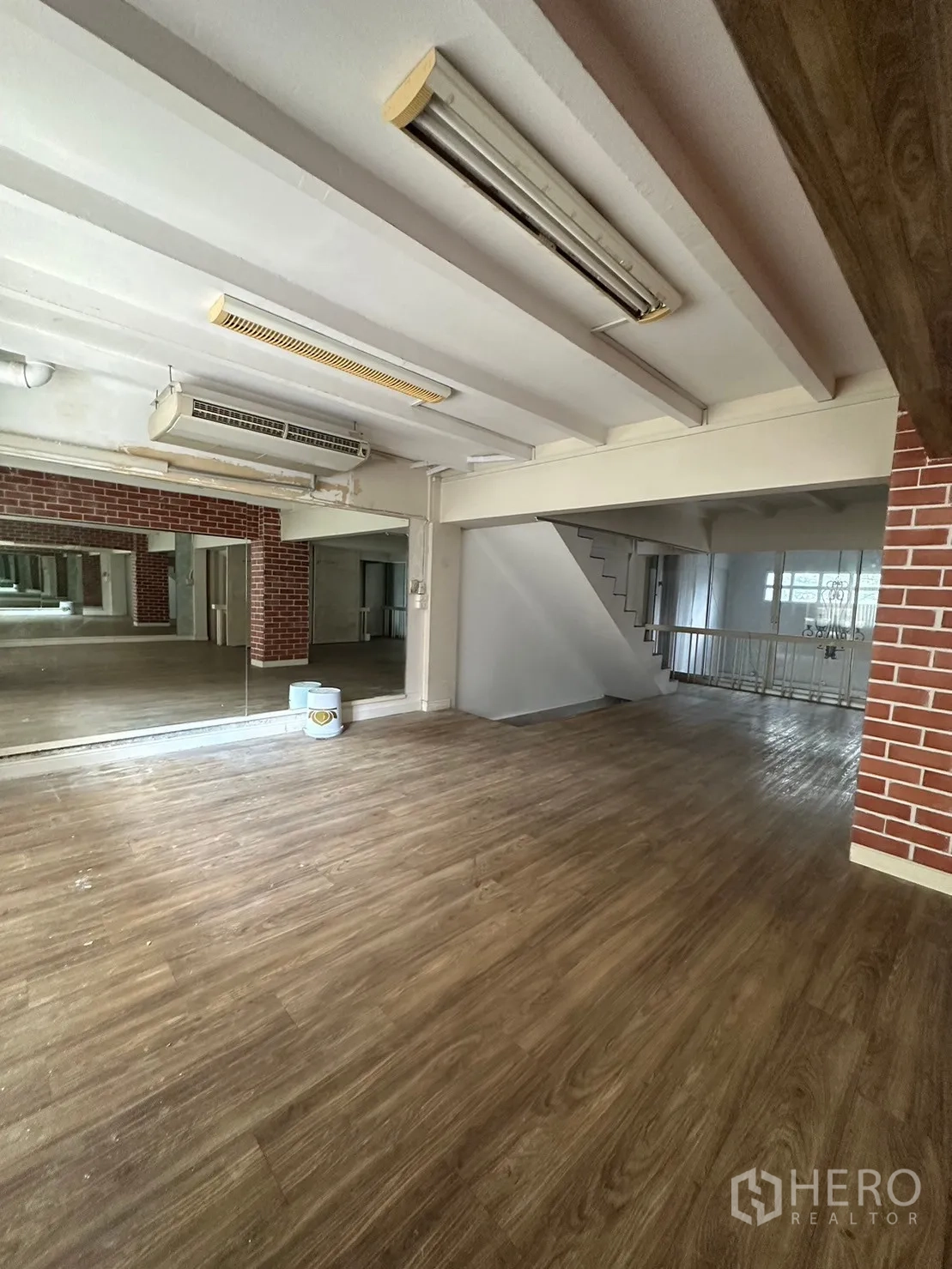 พื้นที่ขายปลีก ให้เช่าในWatthana, Bangkok - พื้นที่สตูดิโอมีกระจกเต็มผนัง พื้นไม้ และบันไดขึ้นลง