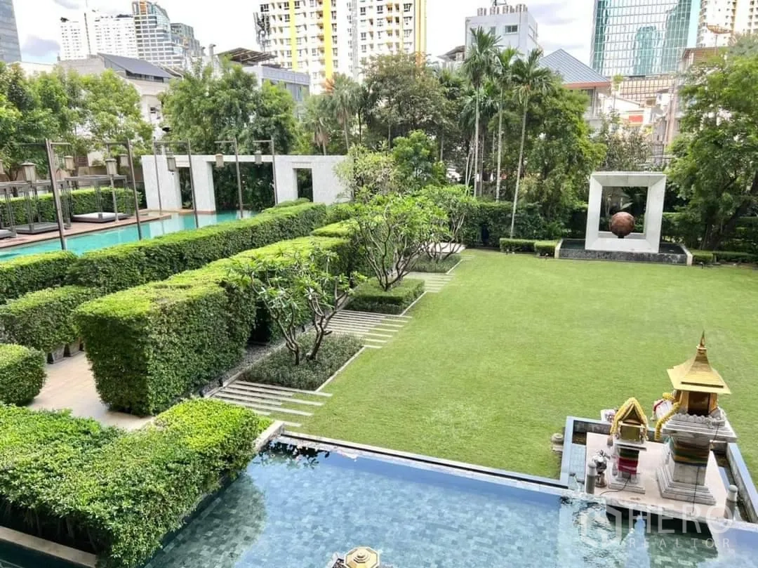 Condominium for rent or sale in Bang Rak, Bangkok - Landscaped courtyard with lawns, hedges, trees and reflecting pool.