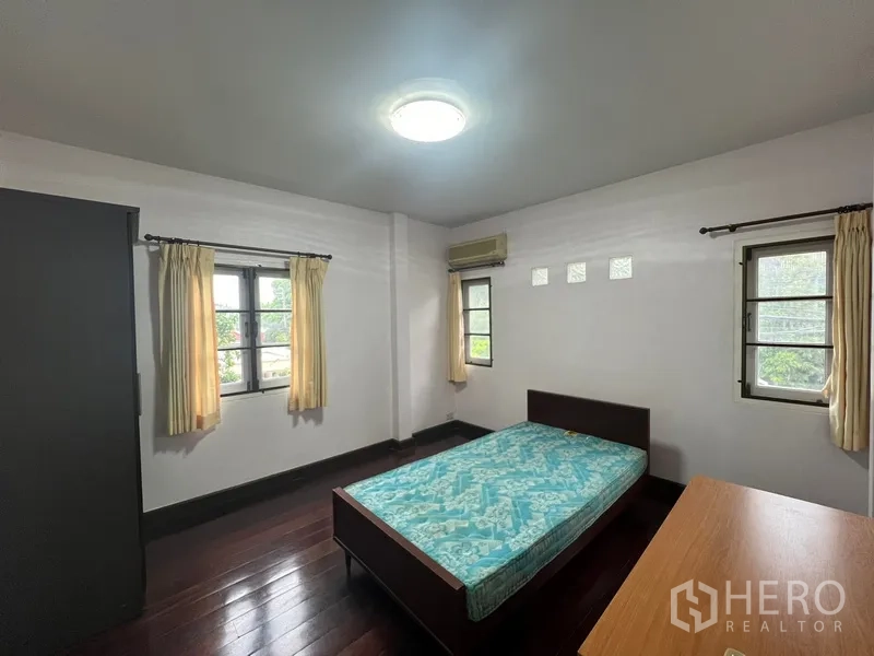 Detached House for rent in Bang Na, Bangkok - Second bedroom with multiple windows and built-in air conditioner