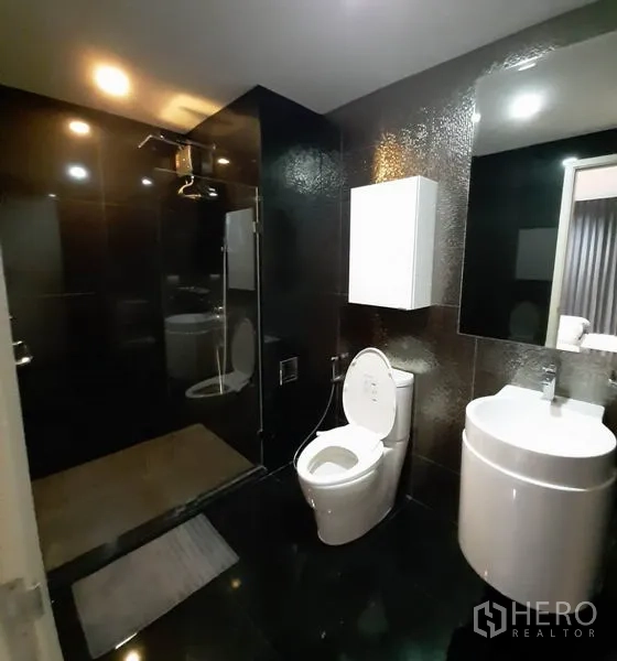 คอนโด ให้เช่าหรือขายในKhlong Toei, Bangkok - ห้องน้ำโมเดิร์น กระเบื้องสีดำ ฝักบัวแบบกั้นกระจก อ่างล้างหน้าทรงกระบอก และโถสุขภัณฑ์