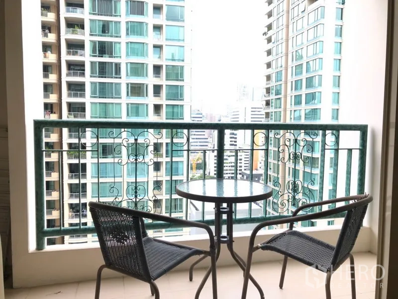 คอนโด ให้เช่าในPathum Wan, Bangkok - ระเบียงพร้อมชุดโต๊ะเก้าอี้ มองเห็นวิวตึกเมืองย่านชิดลม