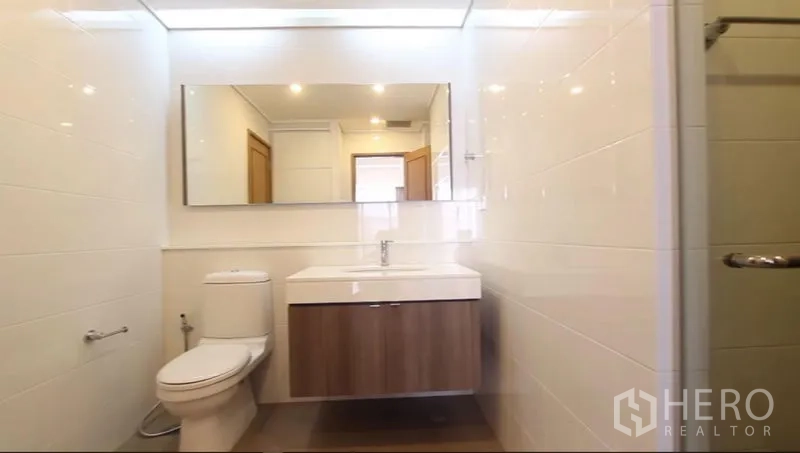 คอนโด ให้เช่าในWatthana, Bangkok - ห้องน้ำโมเดิร์น กระจกบานยาว เคาน์เตอร์ลอยและโถสุขภัณฑ์