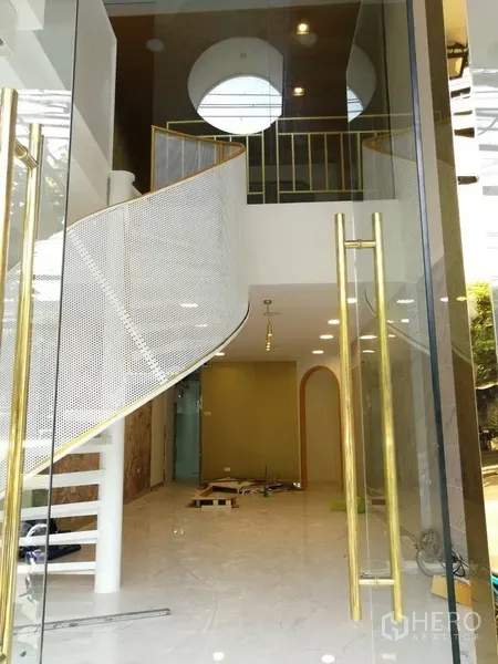 อาคารพาณิชย์ ให้เช่าในWatthana, Bangkok - โถงทางเข้า บันไดวนสีขาว ชั้นลอย และประตูกระจกสูงโปร่ง