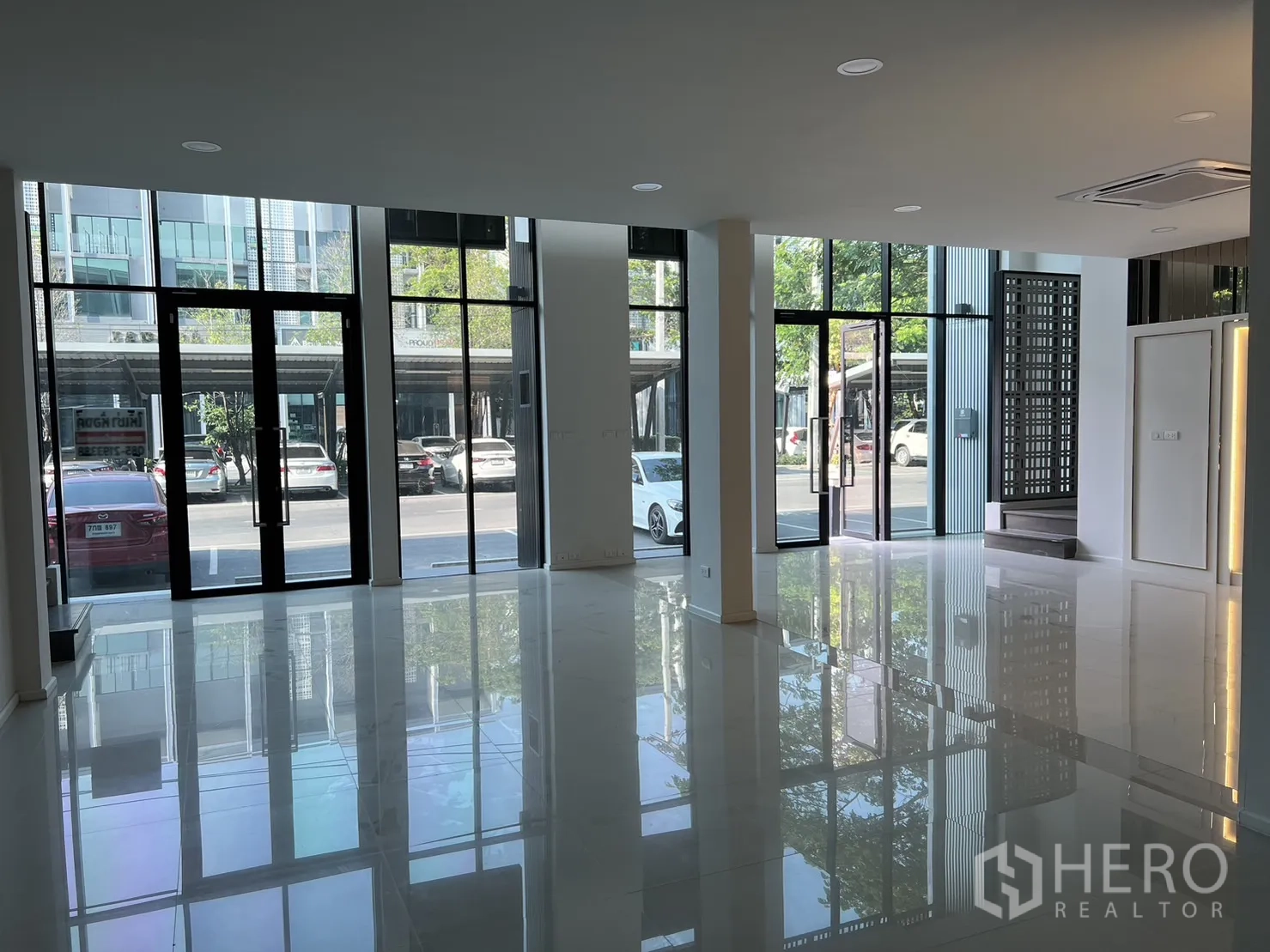 สำนักงานที่บ้าน ให้เช่าในBang Phli, Samut Prakan - โถงด้านหน้าสว่างด้วยประตูกระจกบานใหญ่ มองเห็นถนนด้านนอก