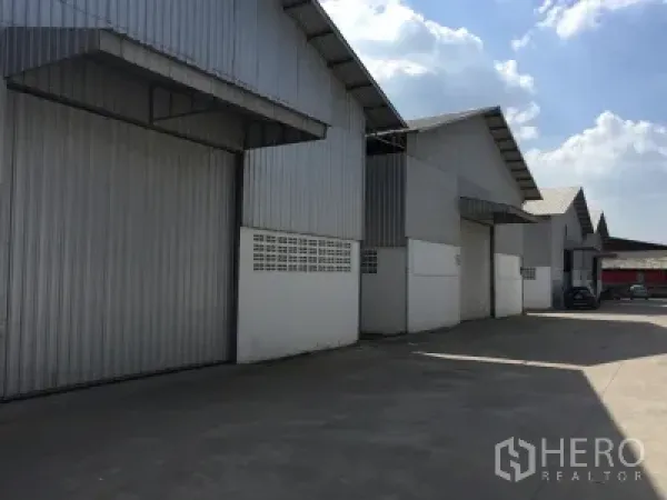 คลังสินค้า ให้เช่าในSam Khok, Pathum Thani - อาคารโกดังผนังเมทัลชีทเรียงต่อกัน ประตูม้วนขนาดใหญ่ และลานคอนกรีตกว้าง ใต้ท้องฟ้าโปร่ง
