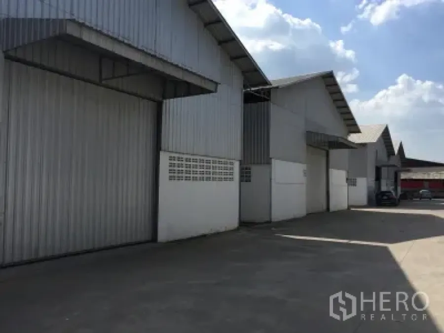 คลังสินค้า ให้เช่าในSam Khok, Pathum Thani - อาคารโกดังผนังเมทัลชีทเรียงต่อกัน ประตูม้วนขนาดใหญ่ และลานคอนกรีตกว้าง ใต้ท้องฟ้าโปร่ง