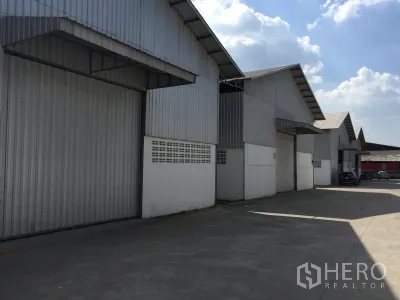 คลังสินค้า ให้เช่าในSam Khok, Pathum Thani - อาคารโกดังผนังเมทัลชีทเรียงต่อกัน ประตูม้วนขนาดใหญ่ และลานคอนกรีตกว้าง ใต้ท้องฟ้าโปร่ง