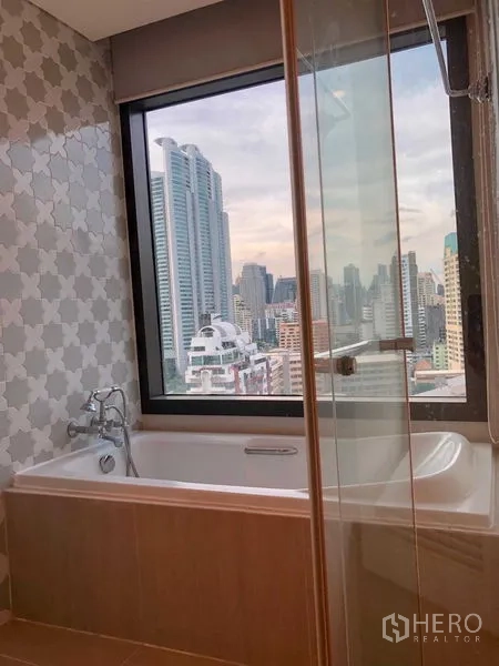 คอนโด ให้เช่า - ห้องนั่งเล่นมุมอื่น โซฟาสีครีม โคมไฟตั้ง และตู้โชว์บิลท์อินส่องไฟ