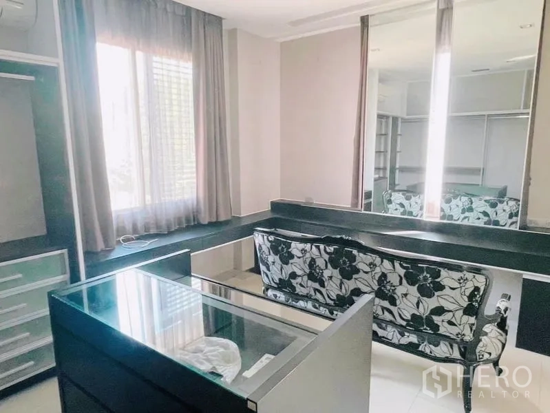 บ้าน ให้เช่าหรือขายในPrawet, Bangkok - วอล์กอินคลอเซ็ตพร้อมโต๊ะเครื่องแป้ง กระจกบานใหญ่ และม้านั่ง.