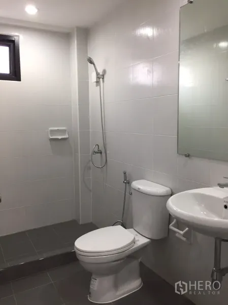 店屋 出租在Suan Luang, Bangkok - 现代化全瓷砖卫生间，设淋浴区、坐便、面盆与镜子。