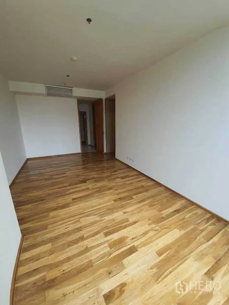 公寓 出租或出售在Sathon, Bangkok - 明亮房间，抛光木地板、白色墙面与走廊门口。