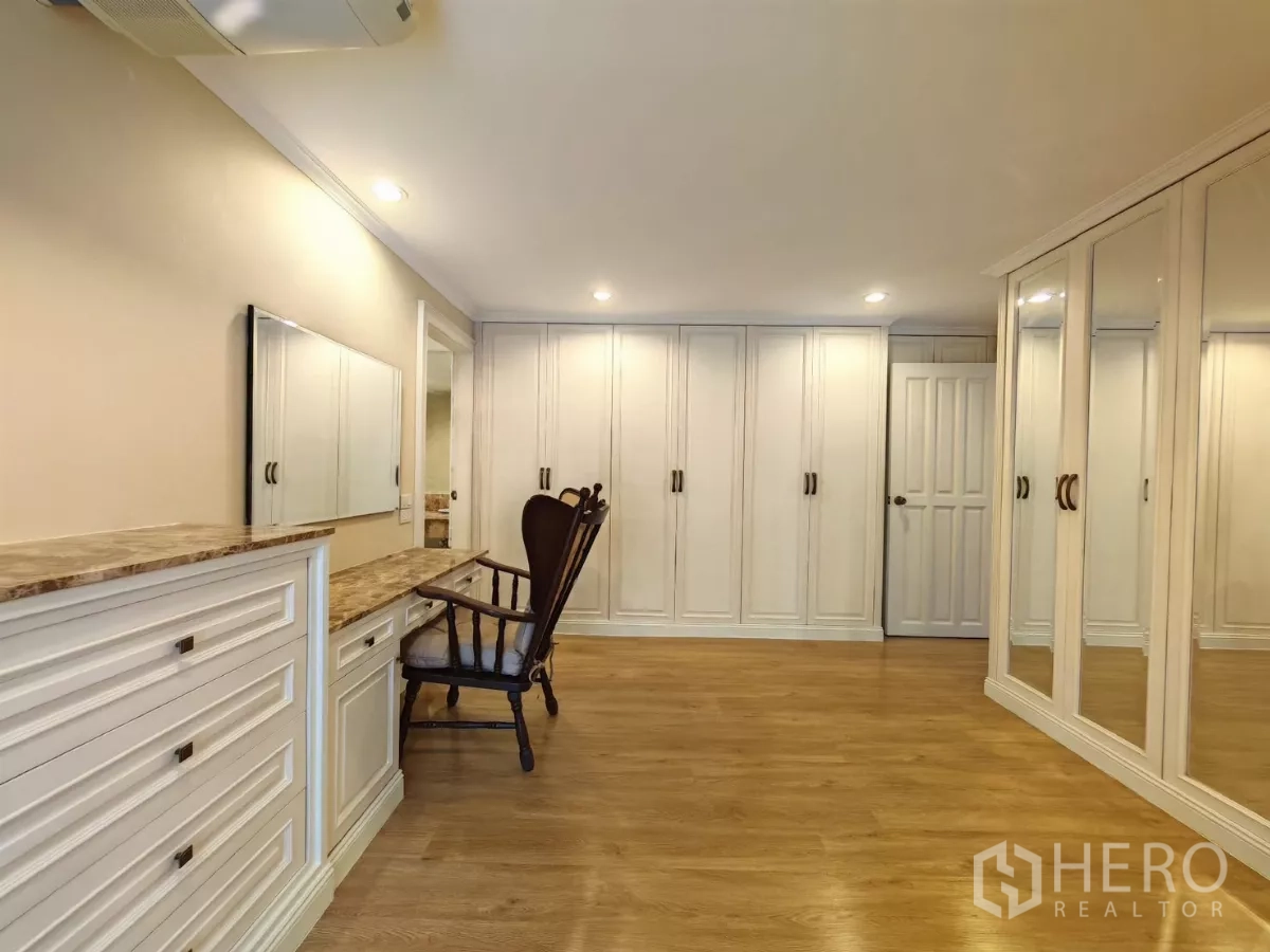 คอนโด ให้เช่าในPathum Wan, Bangkok - พื้นที่แต่งตัวขนาดใหญ่ มีลิ้นชักบิวท์อิน โต๊ะทำงาน และตู้จำนวนมาก