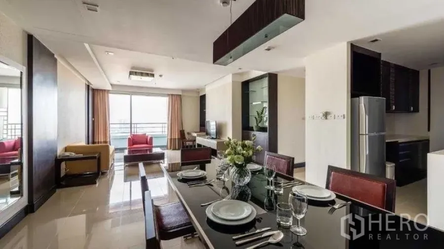 房间 出租在Khlong Toei, Bangkok - 开放式餐客空间，通向阳台的推门，红色餐椅与现代吊灯。