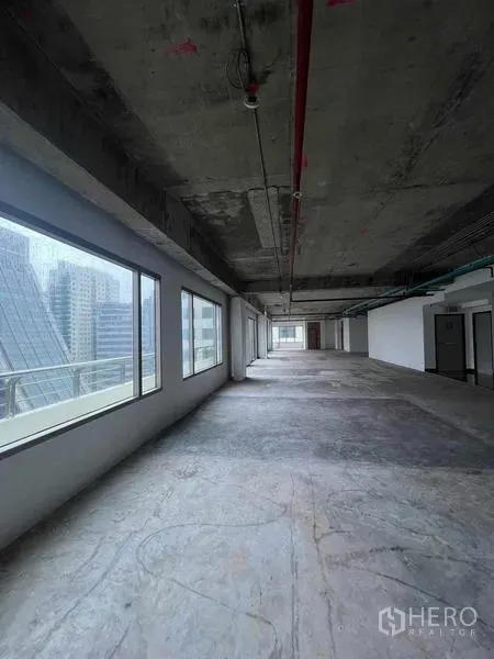 สำนักงาน ให้เช่าในWatthana, Bangkok - พื้นที่สำนักงานสภาพเปล่า เพดานคอนกรีตเปลือย หน้าต่างบานใหญ่เห็นวิวเมือง