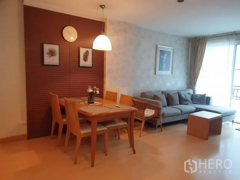 คอนโด ให้เช่าในWatthana, Bangkok - มุมรับประทานอาหารโต๊ะไม้และโคมแขวน ถัดไปเป็นห้องนั่งเล่นพร้อมโซฟารูปตัวแอล