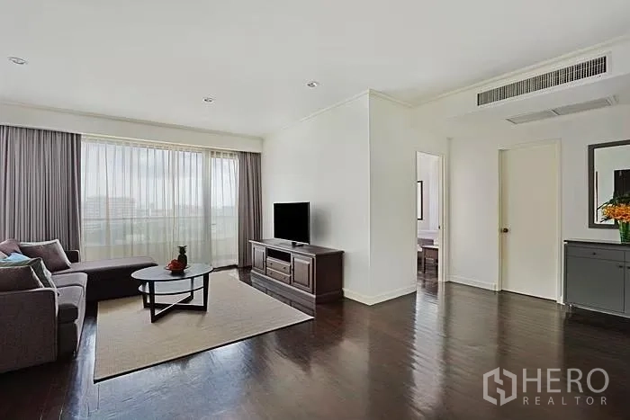 公寓 出租在Khlong San, Bangkok - 宽敞起居室，电视柜、大窗与亮面木地板