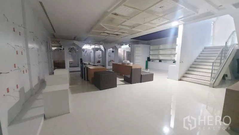 零售空间 出租在Watthana, Bangkok - 放置在展厅内的玻璃会议室盒体