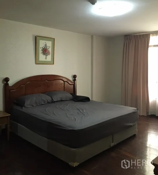 คอนโด ให้เช่าในWatthana, Bangkok - ห้องนอนใหญ่กว้าง เตียงขนาดใหญ่ หัวเตียงไม้ และหน้าต่างพร้อมผ้าม่านรับแสงธรรมชาติ