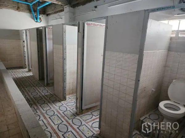 工厂 出租或出售在Khlong Toei, Bangkok - 多隔间卫生间，瓷砖隔板与花纹地面。
