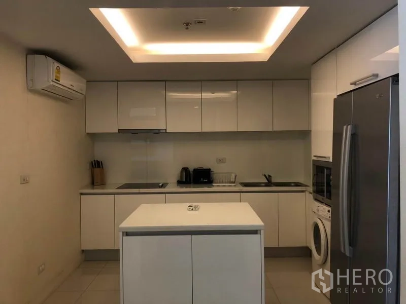 คอนโด ให้เช่าในPathum Wan, Bangkok - ครัวสไตล์โมเดิร์นสีขาวพร้อมไอแลนด์ ตู้สูง ตู้เย็น และเครื่องซักผ้า