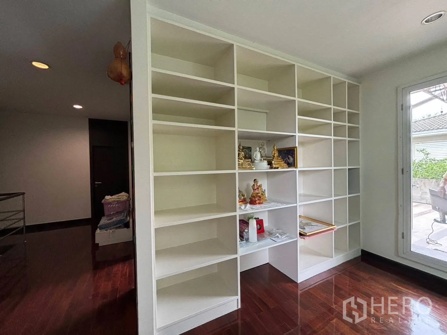 独立式住宅 出租在Bang Kapi, Bangkok - 二楼房间的通高白色收纳架