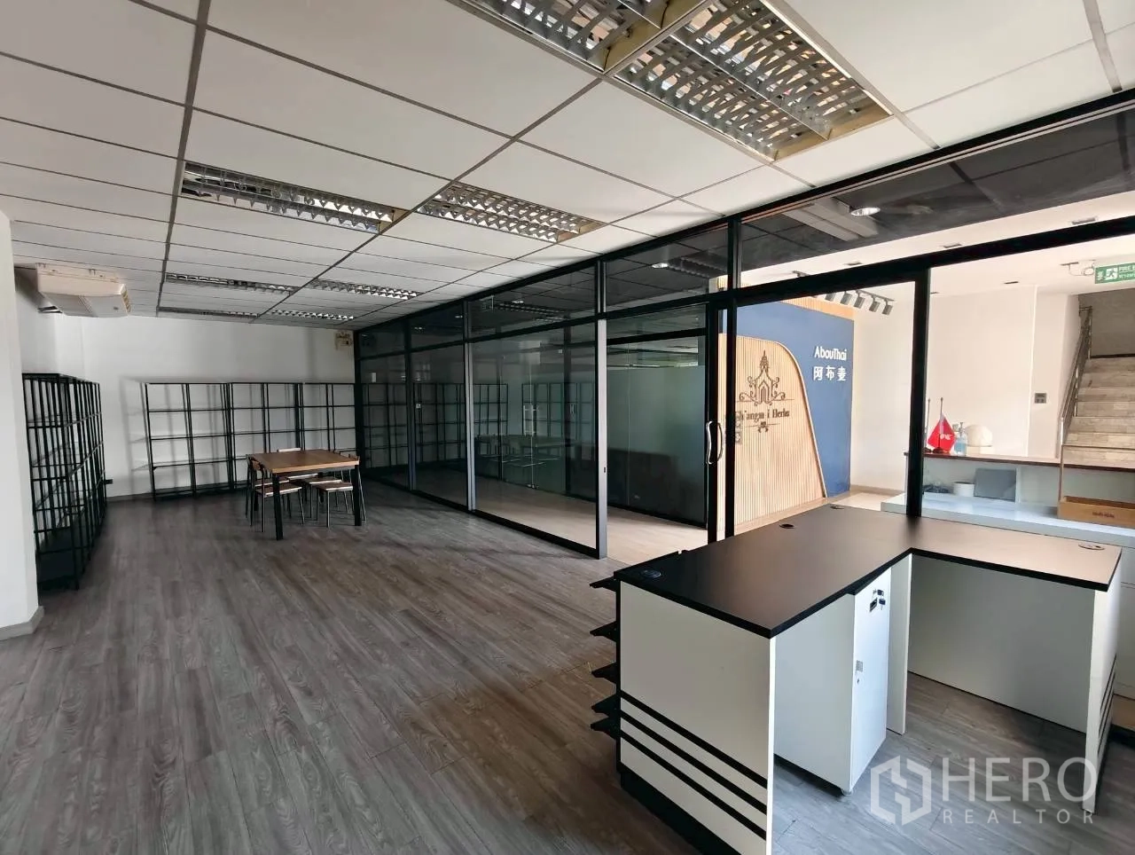 独立物业 for rent in Lak Si, Bangkok - 展示/办公区，黑框玻璃隔断与接待台。