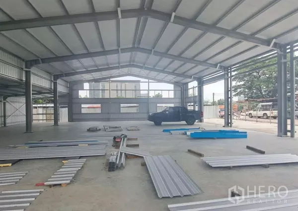 货栈 出租在Lak Si, Bangkok - 曼谷拉克西钢结构新仓库内景，高挑屋顶与混凝土地面的大开间空间。