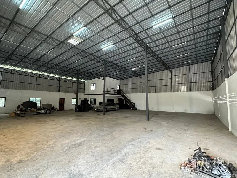 คลังสินค้า ให้เช่าในThanyaburi, Pathum Thani - ภายในโกดังโปร่ง เพดานโครงเหล็กสูง พื้นคอนกรีต และออฟฟิศชั้นลอย