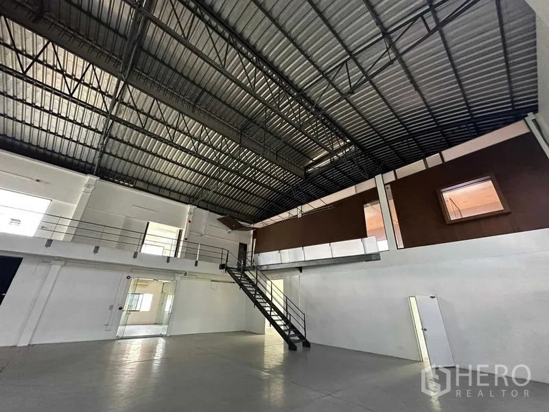 คลังสินค้า ให้เช่าในPhra Khanong, Bangkok - ภายในโกดังมีชั้นลอยสำนักงาน หลังคาเมทัลชีทสูง และแสงธรรมชาติ