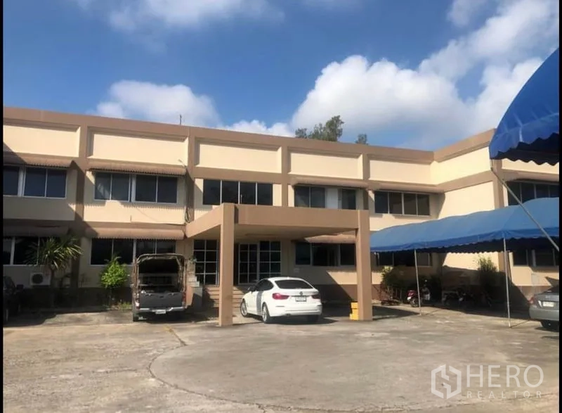 Factory for rent in Bang Khla, Chachoengsao - Two-storey factory office building with a covered entrance and on-site parking in Bang Khla.