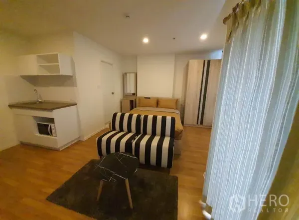 คอนโด ขายในChatuchak, Bangkok - ผังห้องแบบเปิดพร้อมครัวขนาดกะทัดรัด เตียงนอน โซฟาลายทาง และผ้าม่านสูงจรดเพดาน