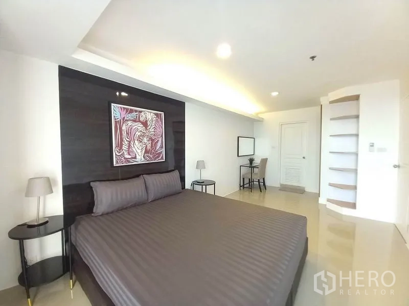 公寓 出租在Khlong Toei, Bangkok - 宽敞主卧，大床、床头灯与学习区。