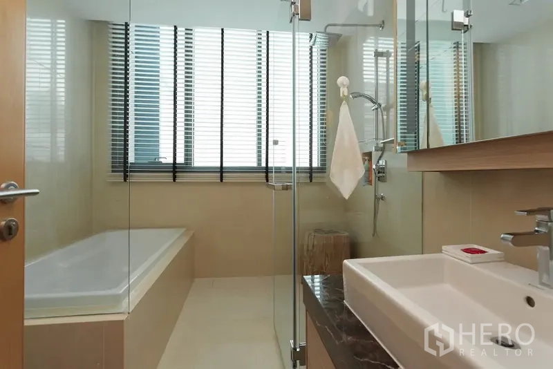 คอนโด ให้เช่าในWatthana, Bangkok - ห้องน้ำสมัยใหม่ ตู้อาบน้ำกระจก แยกอ่างอาบน้ำ และอ่างล้างหน้าพร้อมกระจก