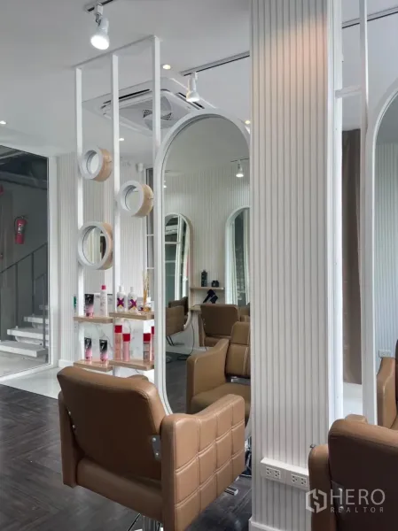 零售空间 出租在Khlong Toei, Bangkok - 现代零售空间，造型椅、白色竖纹墙面与轨道照明