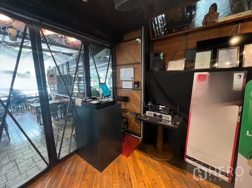 พื้นที่ขายปลีก ให้เช่าในWatthana, Bangkok - เคาน์เตอร์ต้อนรับและระบบ POS พร้อมกรอบประกาศนียบัตร