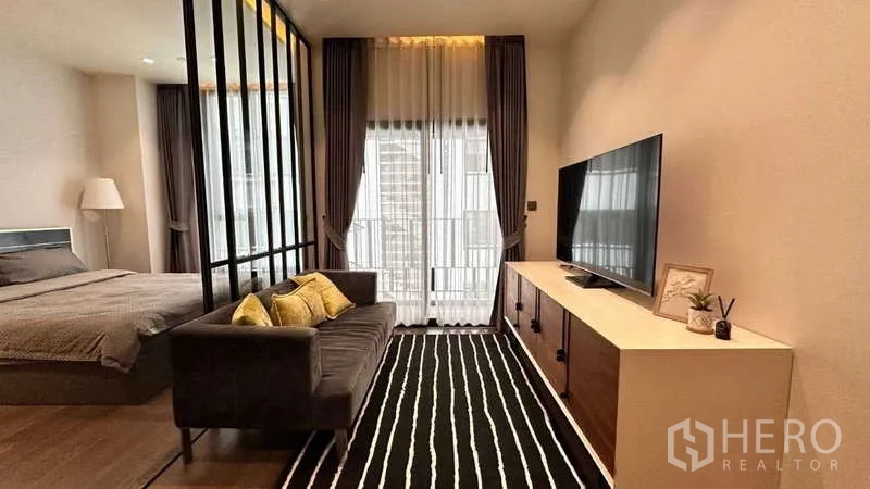 คอนโด ให้เช่าในWatthana, Bangkok - ห้องนั่งเล่นเชื่อมระเบียง พร้อมฉากกั้นกระจกแยกจากห้องนอนและพรมลายทาง