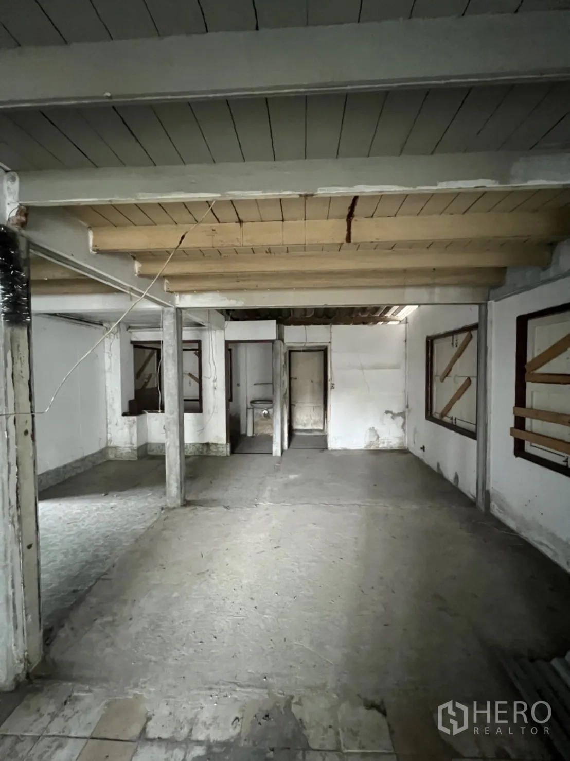 บ้าน ให้เช่าในSathon, Bangkok - พื้นที่ภายในชั้นล่างโล่ง โครงคาน สนพร้อมรีโนเวท